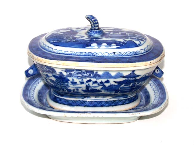 A small early 19th century Chinese Export Porcelain 'Canton' Covered Tureen with Undertray.  — image 2